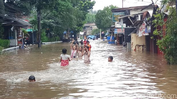 Kawasan Banjir di Kemang Utara Jadi Arena Berenang Anak-anak.