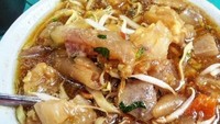 Mie kocok Mang Nanang Tea yang legendaris selalu bikin ngiler. Porsinya royal dengan potongan kikil super lembut. Foto : Instagram @thilaaaaa
