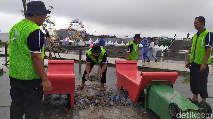 Fasilitas Alun Alun Cianjur Rusak Usai Pesta Tahun Baru 2020 Fasilitas Alun Alun Cianjur Rusak Usai Pesta Tahun Baru 2020