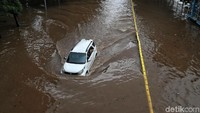 Meski banjir, banyak pengendara yang nekat menerobos.