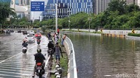 Banjir yang merendam tol dalam kota itu sekitar 1 meter.
