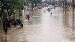Jalan Panjang Kedoya Banjir Setinggi 1 Meter