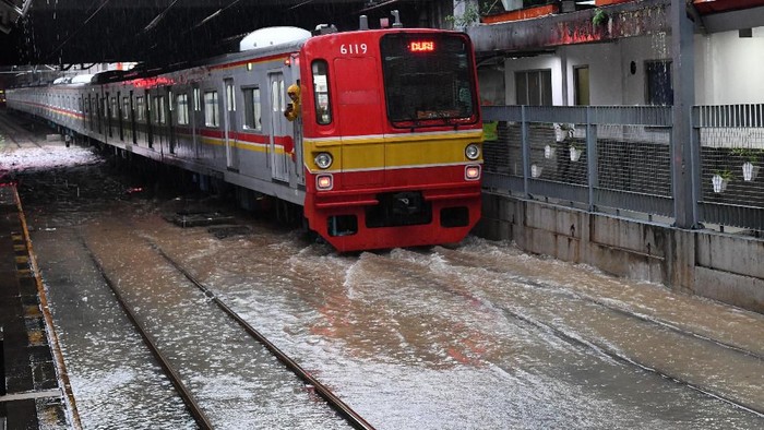 Salah satu rangkaian KRL Commuterline melintas perlahan pada jalur rel yang terendam banjir di Stasiun KA Sudirman, Menteng, Jakarta, Rabu (1/1/2020). Banjir yang menggenangi sejumlah titik pada jalur rel di Jakarta berdampak pada gangguan pelayanan sejumlah rute KRL Commuterline Jabodetabek. ANTARA FOTO/Aditya Pradana Putra/pd.
  *** Local Caption ***