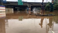Akses Jakarta-Bekasi lewat Kalimalang putus.