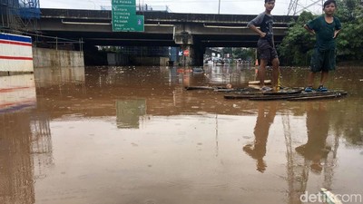 Kolong Tol JORR Grand Kota Bintang Bekasi Terendam Banjir