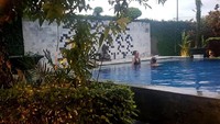 Foto yang diambil oleh seorang pembaca ini dilakukan di sebuah Villa di kawasan, Denpasar, Bali. Wanita mana lagi sih Vicky yang mau didekati.