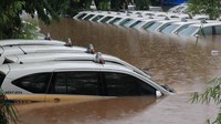 Taksi armada baru MPV itu dibiarkan terendam. Itu kuncinya dipegang manajemen, tidak dititipkan ke sekuriti, ujarnya.