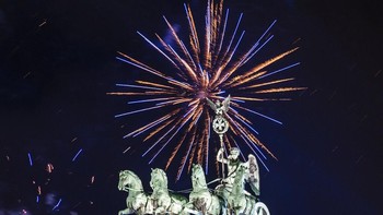 Pesta kembang api di Jerman.  Foto: Christophe Gateau/dpa via AP  
