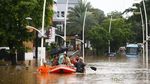 Korban Banjir Kemang Dievakuasi dengan Perahu Karet