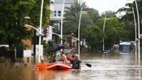 Perahu karet mengevakuasi warga yang terjebak banjir di kawasan Kemang, Jakarta Selatan.