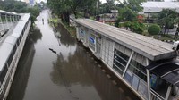 Akibat banjir, jalanan lengang. Warga memililh berada di rumah.