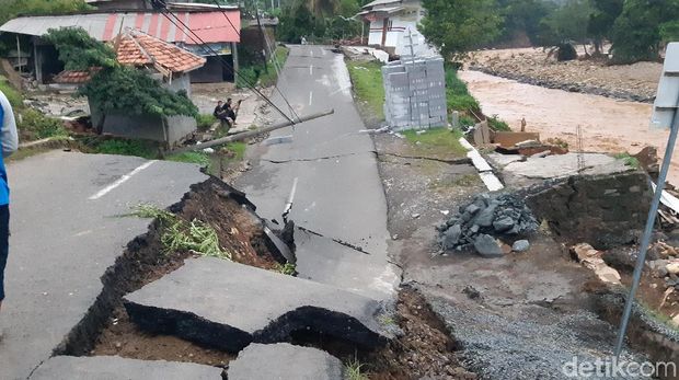 Jalan ke Taman Nasional Gunung Halimun Salak di Lebak Ambrol, 11 Rumah Hanyut
