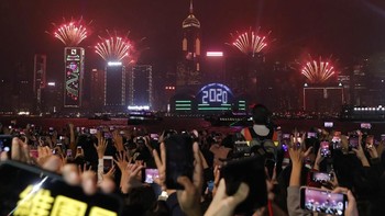 Meski diwarnai demonstrasi, pesta kembang api masih memeriahkan pergantian tahun di Hong Kong. Foto: AP / Lee Jin-man). 