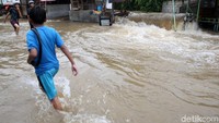Jalanan tersebut terendam banjir setinggi lutut.