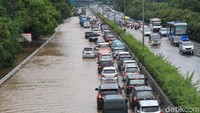 Hampir seluruh jalan dari dan menuju Jakarta lumpuh total beberapa jam akibat tingginya genangan air yang menyebabkan tak bisa dilintasi kendaraan bermotor, baik mobil ataupun sepeda motor. Foto: Ari Saputra/detikcom