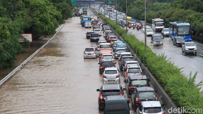 Potret Banjir yang Rendam Tol Kebon Jeruk