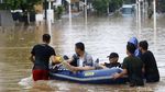 Korban Banjir Kemang Dievakuasi dengan Perahu Karet