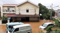 Mobil dan motor yang terendam itu diparkir di bahu jalan.