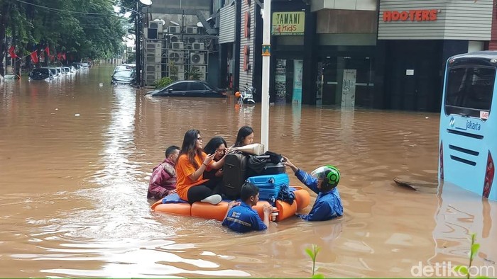 Banjir Penghuni Apartemen Di Kemang Raya Dievakuasi Pakai Perahu Karet
