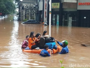 Banjir, Penghuni Apartemen di Kemang Raya Dievakuasi Pakai Perahu Karet