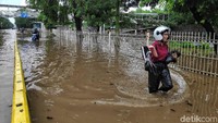 Bus TransJakarta tidak bisa melintas karena banjir.