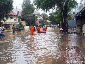 Jalan Bendungan Hilir Tergenang, Damkar Pantau Rumah Warga