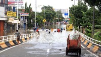 Ojek gerobak tampak hilir mudik untuk menawarkan jasanya.