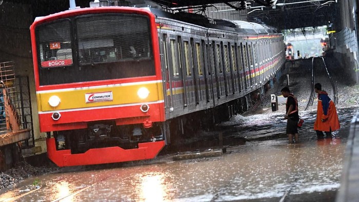 Salah satu rangkaian KRL Commuterline melintas perlahan pada jalur rel yang terendam banjir di Stasiun KA Sudirman, Menteng, Jakarta, Rabu (1/1/2020). Banjir yang menggenangi sejumlah titik pada jalur rel di Jakarta berdampak pada gangguan pelayanan sejumlah rute KRL Commuterline Jabodetabek. ANTARA FOTO/Aditya Pradana Putra/pd.
  *** Local Caption ***