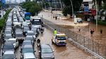 Potret Banjir yang Rendam Tol Kebon Jeruk