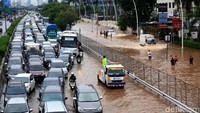 Arus lalu lintas pun padat akibat banjir.