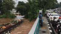  Jalanan sudah terbebas dari banjir. Namun, karena posisinya lebih rendah daripada sungai, pool taksi itu kembali terendam banjir.