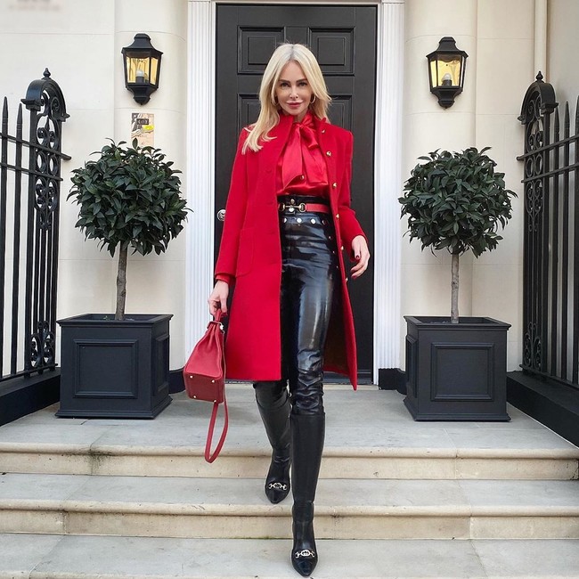 Sosialita asal Inggris Amanda Cronin jadi viral karena ceritanya yang tiba-tiba dilamar oleh pria yang baru saja dikenalnya di sebuah hotel di New York. Ia menerima cincin tunangan dari si pria yang katanya seorang pengusaha itu, tapi tidak menerima lamarannya.  Foto: dok. Instagram