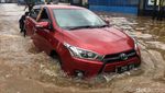 Mobil dan Motor Mogok Akibat Menerobos Banjir