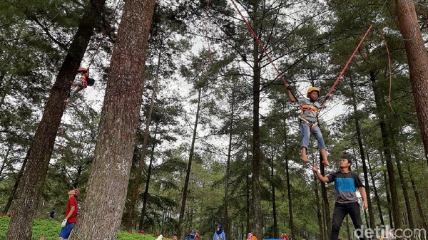Di wahana ini, wisatawan bisa terbang melompat setinggi empat meter hingga delapan meter dengan pengamananan dan pengawasan yang ketat dari petugas. Seru banget! (Arbi Anugrah/detikcom) Di wahana ini, wisatawan bisa terbang melompat setinggi empat meter hingga delapan meter dengan pengamananan dan pengawasan yang ketat dari petugas. Seru banget! (Arbi Anugrah/detikcom)