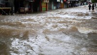 Banjir ini akibat luapan sungai di komplek tersebut.