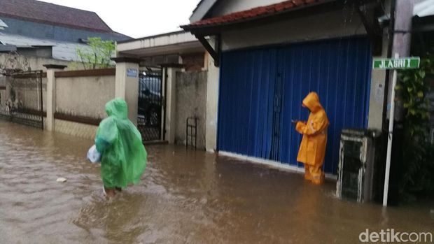Banjir Setinggi Paha di Halim Jaktim.