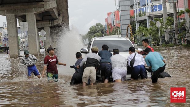 Penanganan Mobil Terendam Banjir di Jakarta