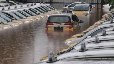 Penampakan Banjir Rendam Pool Taxi di Tanah Kusir