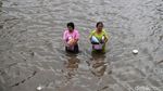 Mereka yang Berjuang Menerobos Banjir