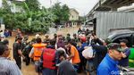 Mobil dan Motor Terendam Banjir di Cipinang Melayu