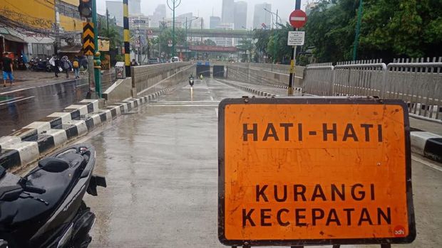Underpass Kuningan-Mampang Terendam Banjir