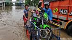 Banjir Lumpuhkan Jalan Perintis Kemerdekaan Jakarta