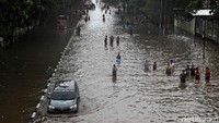 Warga nekat menerobos banjir agar cepat sampai tujuan.
