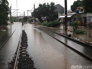 KRL Serpong-Tanah Abang Stop Beroperasi Karena Rel Tergenang