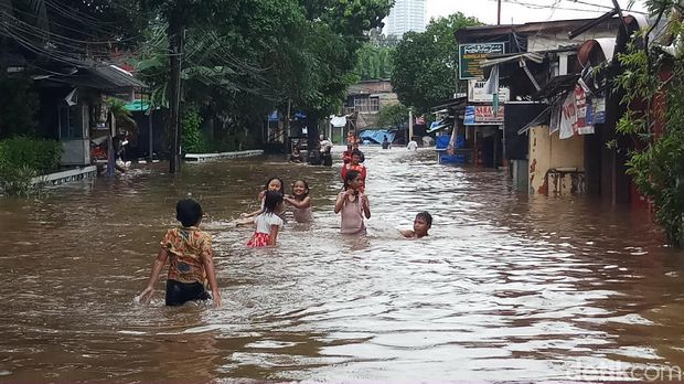 Bocah bermain banjir di Kemang
