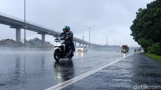 Sepeda Motor Diperbolehkan Masuk Tol Taman Mini.