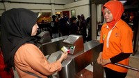 Penggunaan layanan e-channel Bank DKI di Taman Impian Jaya Ancol merupakan salah satu bentuk sinergi antar sesama BUMD di DKI Jakarta. Foto: dok. Bank DKI