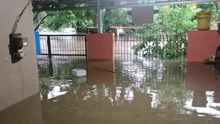 Banjir 1 5 Meter Rendam Perumahan Di Karawaci Tangerang
