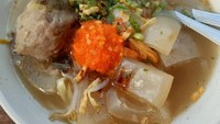 Mie Kocok Persib di Bandung ini dikenal dengan kaldu yang gurih plus kikil yang dipotong kecil. Ditambah bakso tentu makin mantap. Foto : Instagram @nggak.bisa.kurus