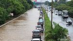 Potret Banjir yang Rendam Tol Kebon Jeruk